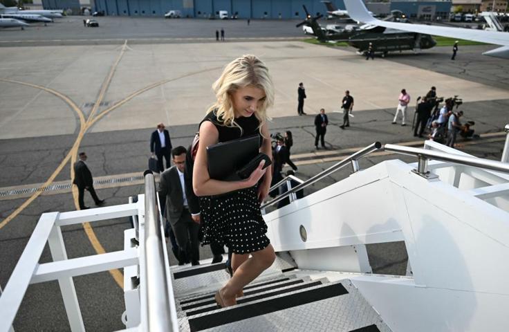 Washingtonda dedikodu kazanı Trump’ın yanından ayrılmayan isim dikkat çekti: Melaniayı rahatsız eden söylentiler...