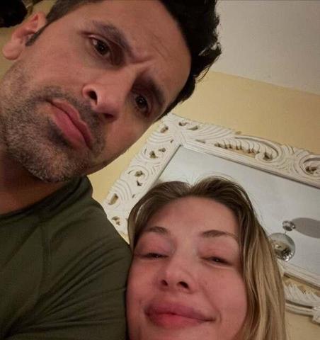 AŞKA GELDİLER Yasemin Kay Allen ile Erdal Kayadan romantik poz Seni bol bol öpücük bekliyor