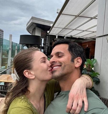 AŞKA GELDİLER Yasemin Kay Allen ile Erdal Kayadan romantik poz Seni bol bol öpücük bekliyor