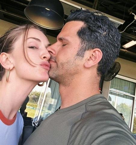 AŞKA GELDİLER Yasemin Kay Allen ile Erdal Kayadan romantik poz Seni bol bol öpücük bekliyor