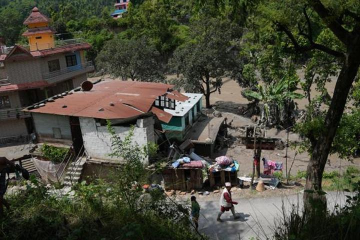 Nepalde sel felaketi Ölü sayısı artıyor, yüzlerce kayıp var