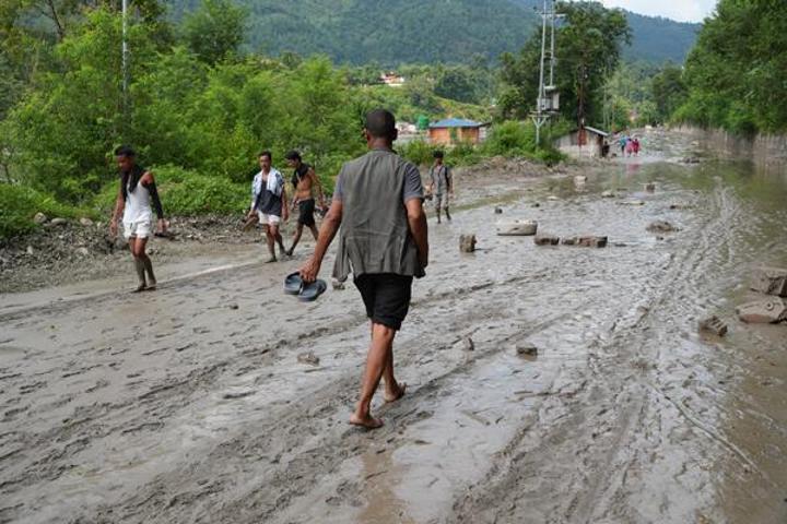 Nepalde sel felaketi Ölü sayısı artıyor, yüzlerce kayıp var