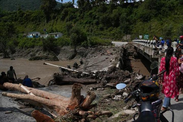 Nepalde sel felaketi Ölü sayısı artıyor, yüzlerce kayıp var