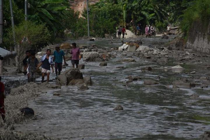 Nepalde sel felaketi Ölü sayısı artıyor, yüzlerce kayıp var