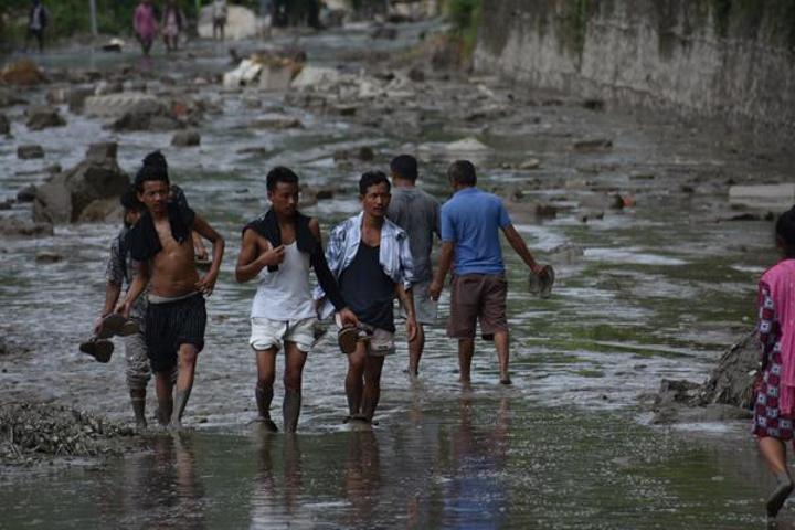 Nepalde sel felaketi Ölü sayısı artıyor, yüzlerce kayıp var