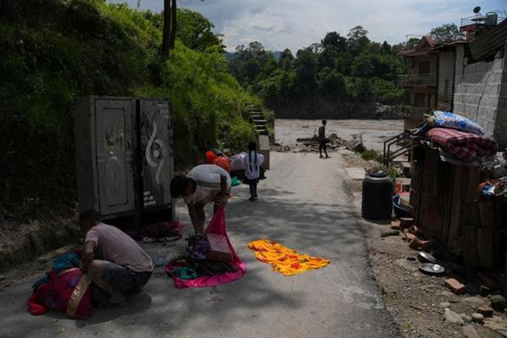 Nepalde sel felaketi Ölü sayısı artıyor, yüzlerce kayıp var