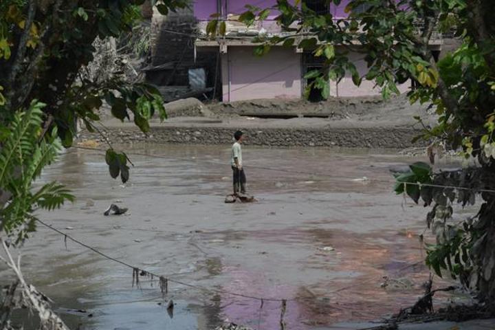 Nepalde sel felaketi Ölü sayısı artıyor, yüzlerce kayıp var