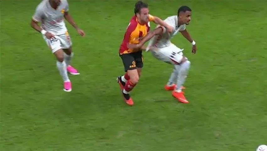 Galatasarayın kazandığı penaltıda karar doğru mu Eski hakemler yorumladı...