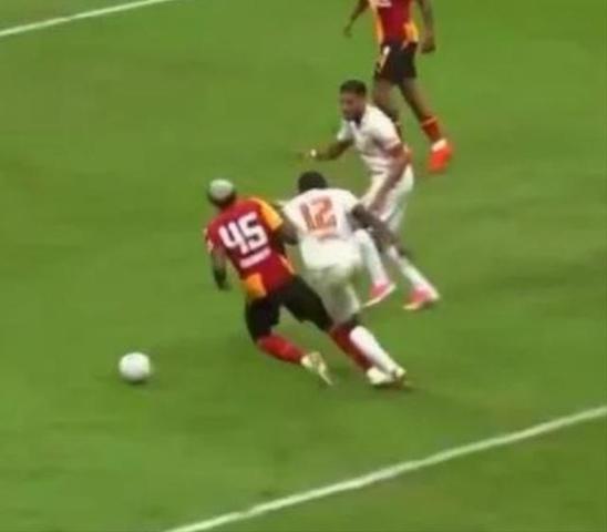 Galatasarayın kazandığı penaltıda karar doğru mu Eski hakemler yorumladı...