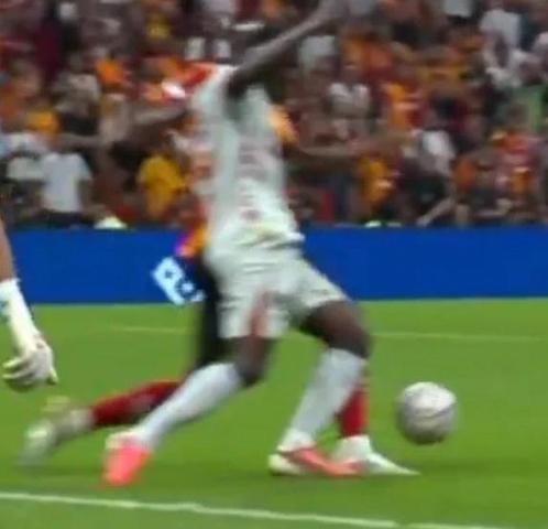 Galatasarayın kazandığı penaltıda karar doğru mu Eski hakemler yorumladı...