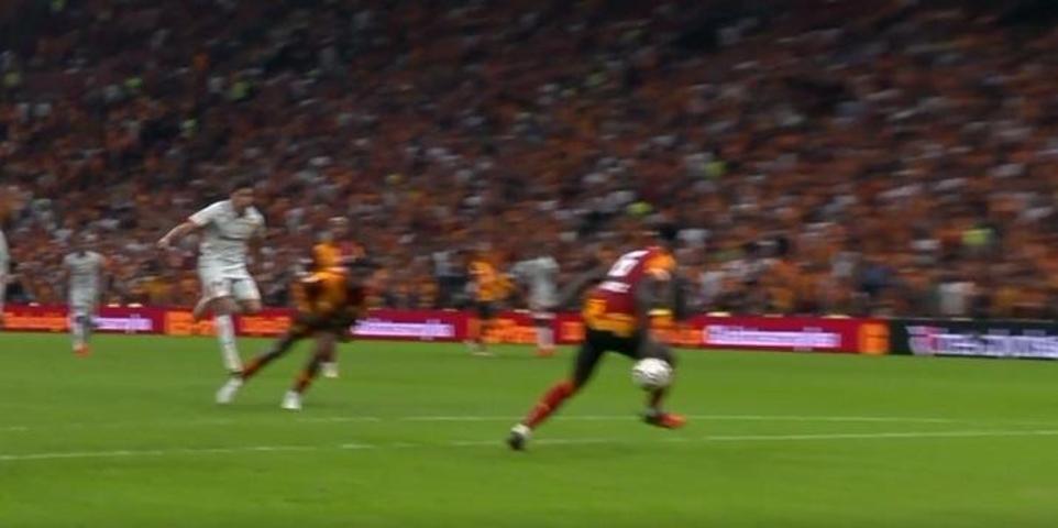 Galatasarayın kazandığı penaltıda karar doğru mu Eski hakemler yorumladı...