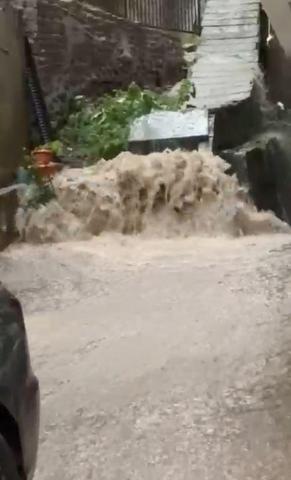 Artvinde felaketler peş peşe geldi Şiddetli Sağanak, hortum, heyelan...