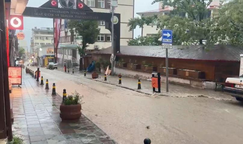 Artvinde felaketler peş peşe geldi Şiddetli Sağanak, hortum, heyelan...