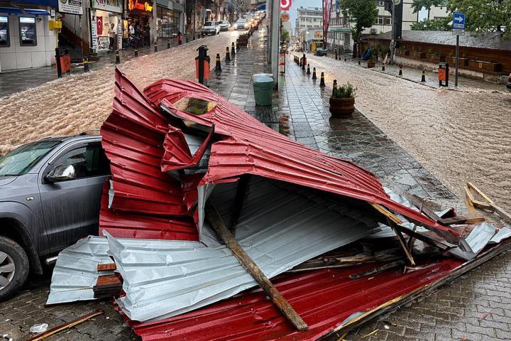Artvinde felaketler peş peşe geldi Şiddetli Sağanak, hortum, heyelan...
