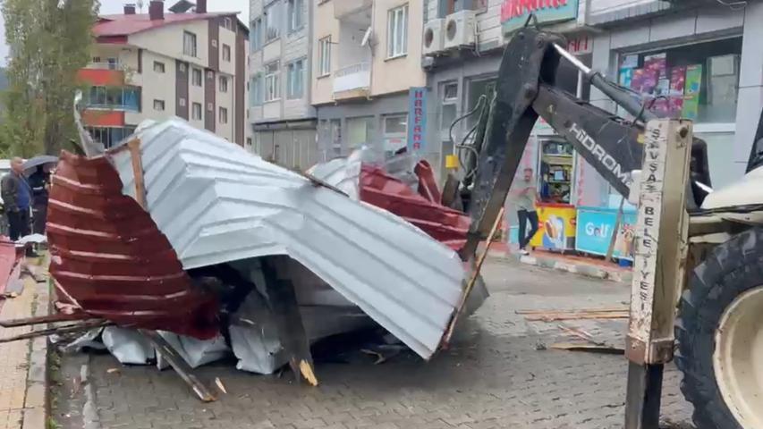 Artvinde felaketler peş peşe geldi Şiddetli Sağanak, hortum, heyelan...