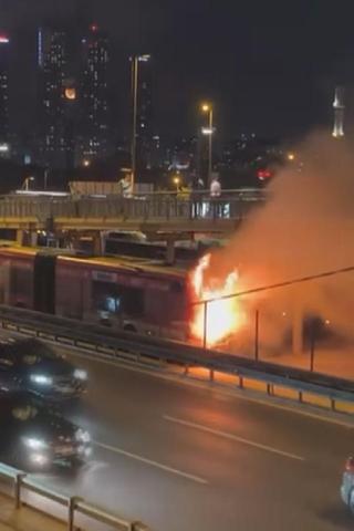 Seyir halindeki metrobüs alev alev yandı