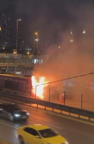 Seyir halindeki metrobüs alev alev yandı