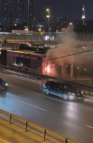 Seyir halindeki metrobüs alev alev yandı