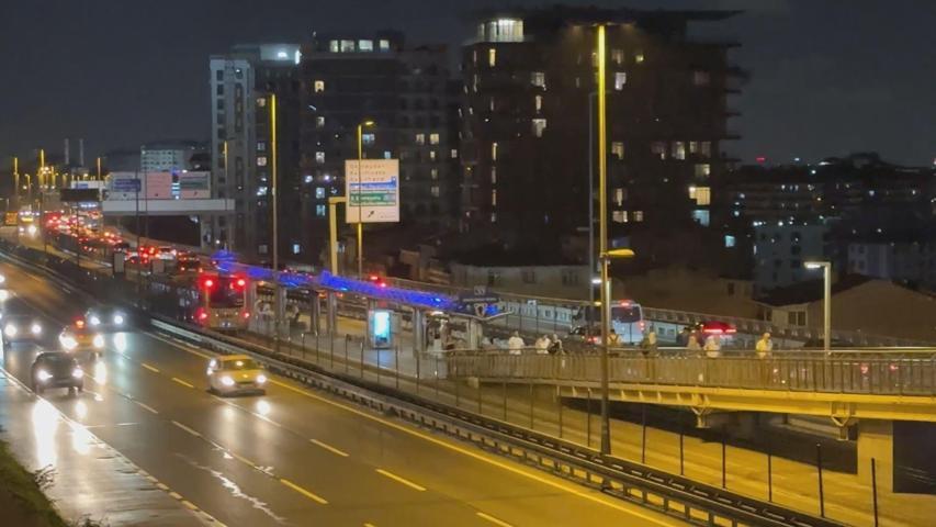 Seyir halindeki metrobüs alev alev yandı