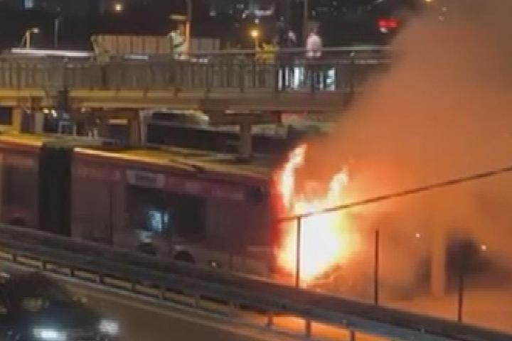 Seyir halindeki metrobüs alev alev yandı