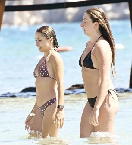 Zeynep Bastık’tan düğün öncesi son tatil Arkadaşlarıyla Çeşme’de deniz keyfi