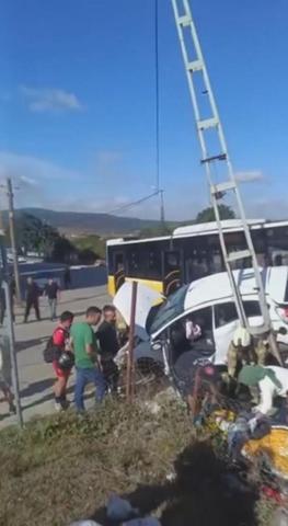 İETT otobüsü otomobile çarptı: 1i bebek 4 kişi yaralandı