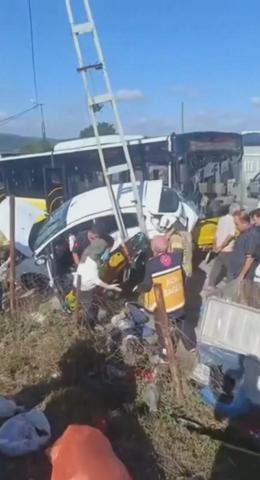 İETT otobüsü otomobile çarptı: 1i bebek 4 kişi yaralandı