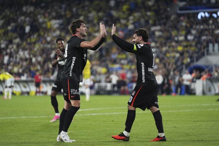 Nihat Kahveci’den derbi yorumu: VAR o hareketi görmüyor mu