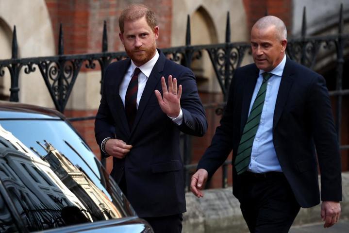 Prens Harry’nin sürpriz dönüşü İngiltere’yi karıştırdı