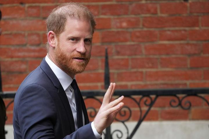 Prens Harry’nin sürpriz dönüşü İngiltere’yi karıştırdı