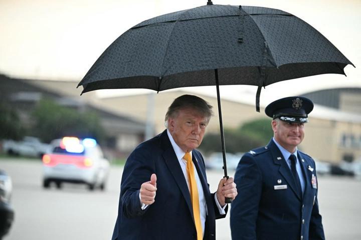 Trumpın altın sarısı saçlarına ne oldu Sanal medya bu görüntüleri konuşuyor: Artık o bir esmer...