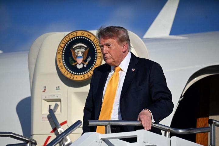 Trumpın altın sarısı saçlarına ne oldu Sanal medya bu görüntüleri konuşuyor: Artık o bir esmer...