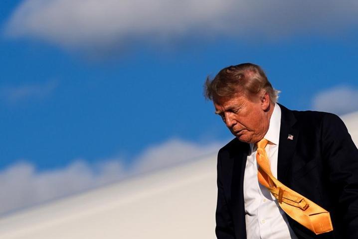 Trumpın altın sarısı saçlarına ne oldu Sanal medya bu görüntüleri konuşuyor: Artık o bir esmer...