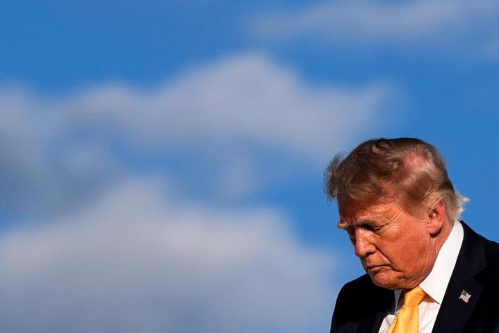Trumpın altın sarısı saçlarına ne oldu Sanal medya bu görüntüleri konuşuyor: Artık o bir esmer...