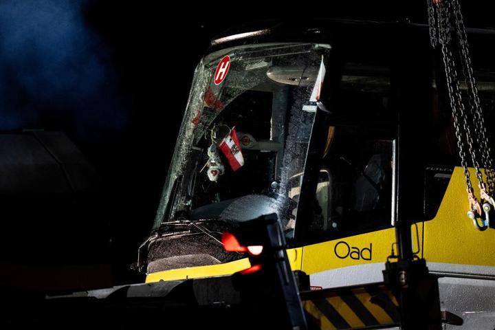 İsviçrede feci kaza Tur otobüsü devrildi: 5 kişi hayatını kaybetti