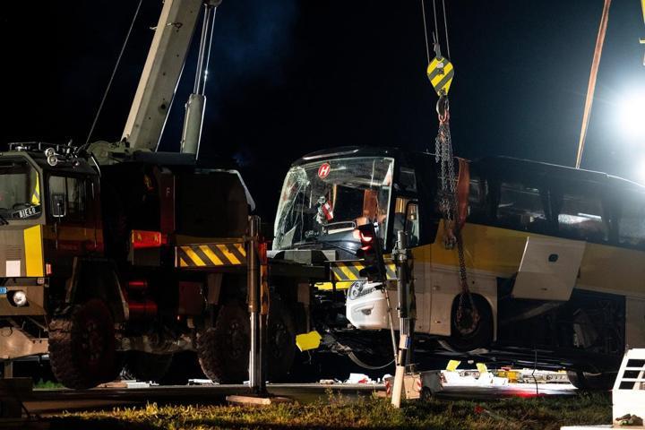 İsviçrede feci kaza Tur otobüsü devrildi: 5 kişi hayatını kaybetti