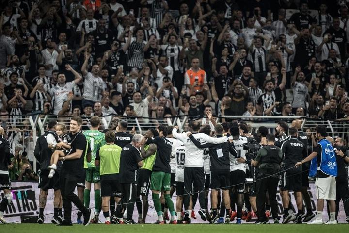 Nihat Kahveci: “Büyük takım taraftarı ‘rahat izleyeyim’ diyorsa, şu an bu lüks Beşiktaşlılarda var”