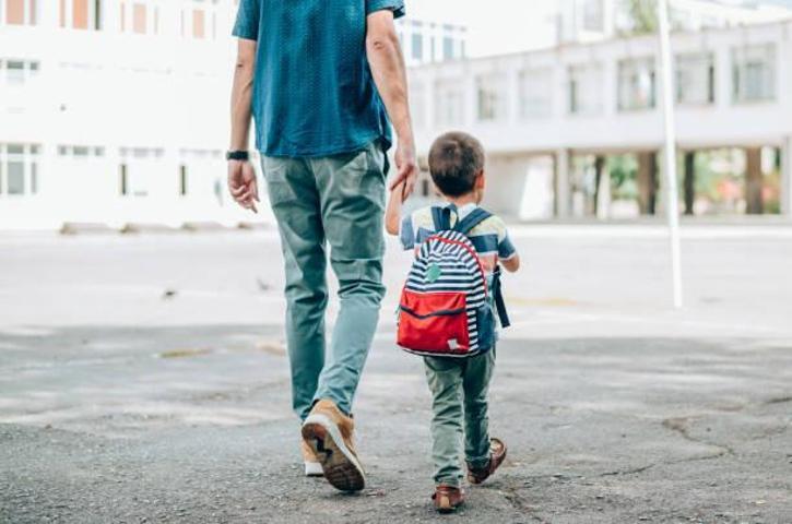 Okul çantası taşırken yapılan hata çocuklarda ağrı ve duruş bozukluğuna yol açabiliyor