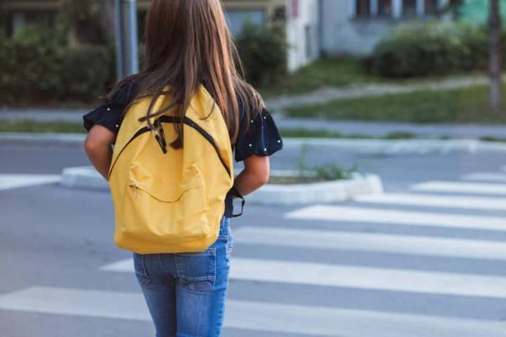 Okul çantası taşırken yapılan hata çocuklarda ağrı ve duruş bozukluğuna yol açabiliyor