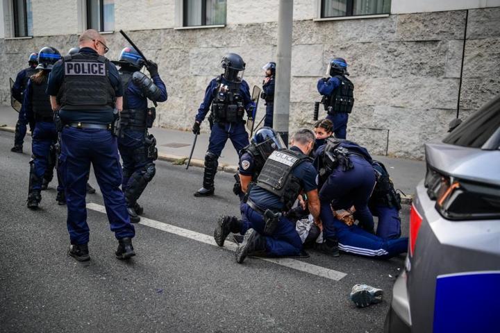 Fransada sokaklar alev alev Lise öğrencilerinden okul önlerinde protesto: 40 gözaltı, 10 yaralı