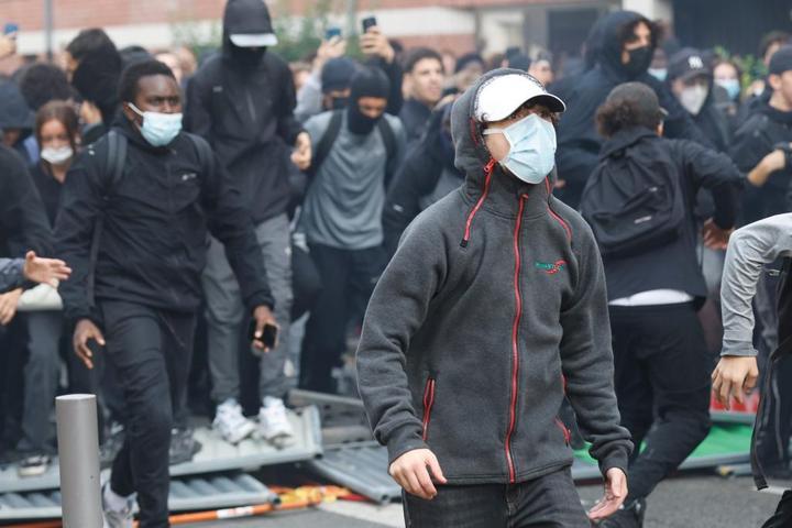 Fransada sokaklar alev alev Lise öğrencilerinden okul önlerinde protesto: 40 gözaltı, 10 yaralı