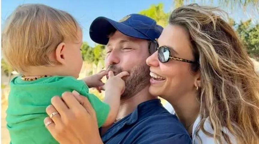 Tolga Sarıtaş ve Zeynep Mayruktan aile pozu Oğulları Ali 1 yaşında