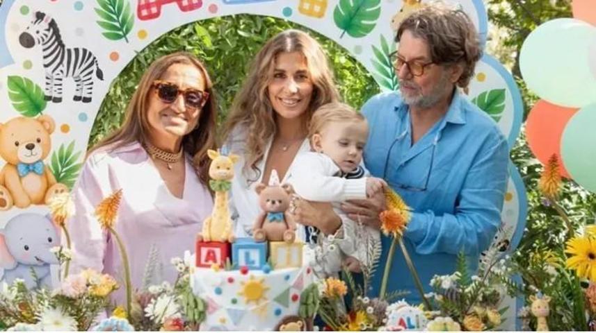 Tolga Sarıtaş ve Zeynep Mayruktan aile pozu Oğulları Ali 1 yaşında