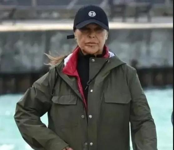 Hülya Avşarın yürüyüş keyfi yarıda kaldı Gazetecileri görünce yönünü değiştirdi