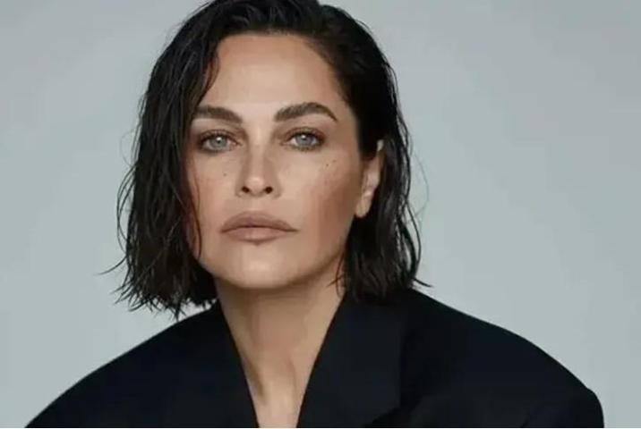 Hülya Avşarın yürüyüş keyfi yarıda kaldı Gazetecileri görünce yönünü değiştirdi