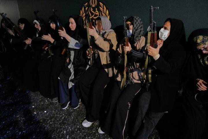 Tahran’ın kalbinde askeri eğitim: İranlı kadınlar silah kuşandı, Can Feda dedi