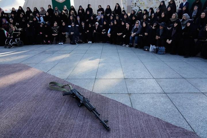 Tahran’ın kalbinde askeri eğitim: İranlı kadınlar silah kuşandı, Can Feda dedi