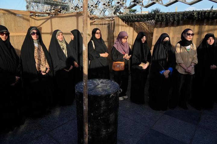 Tahran’ın kalbinde askeri eğitim: İranlı kadınlar silah kuşandı, Can Feda dedi