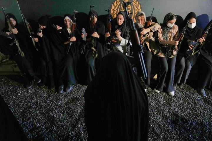 Tahran’ın kalbinde askeri eğitim: İranlı kadınlar silah kuşandı, Can Feda dedi