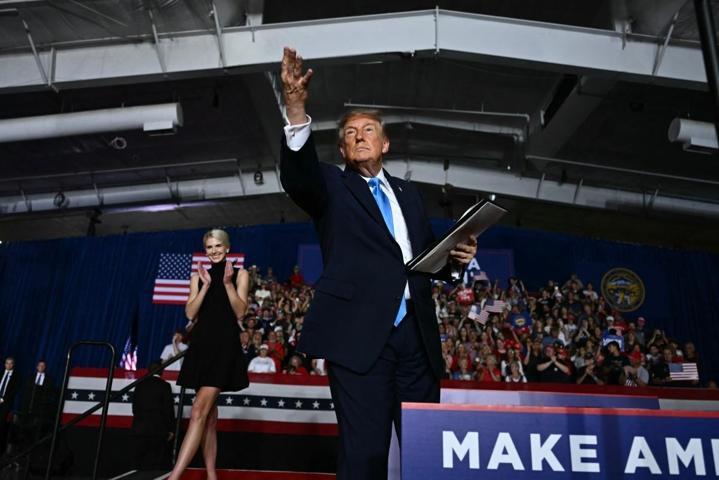 Melania duymasın: Trump asistanını sahneye çağırdı, o anlar mitinge damga vurdu
